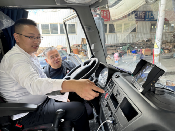 散裝飼料運(yùn)輸車